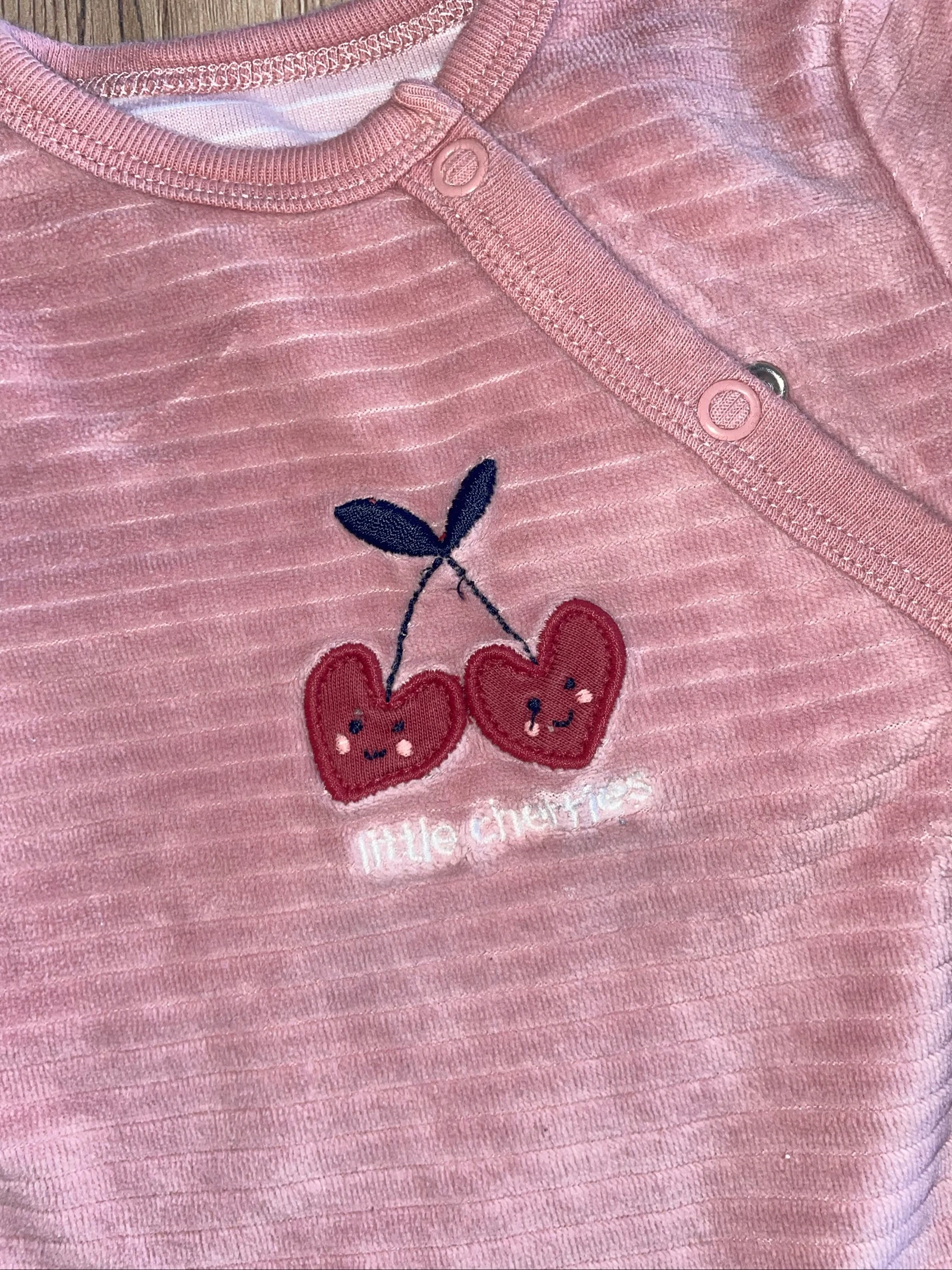 Pijama de terciopelo de 1 mes Kiabi con apertura frontal – photo 2
